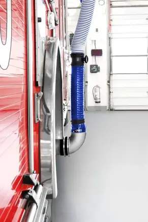 Source capture exhaust hose connected to a fire apparatus tailpipe